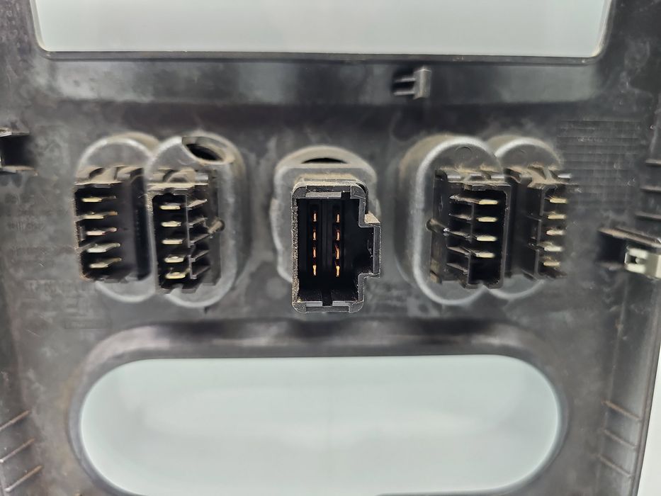 Butoane comenzi consola centrala Dacia Logan (LS) [Fabr 2004-2012] 820