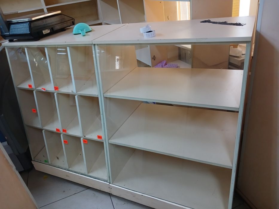 Продам витрины, стеллажи.