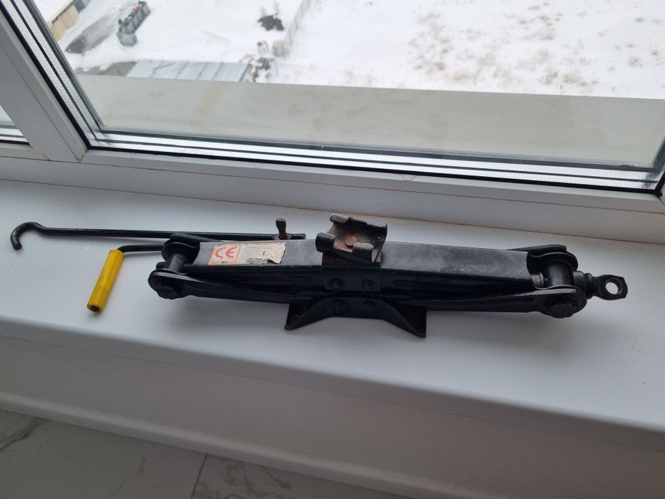 Домкрат, огнетушитель, и аптечка