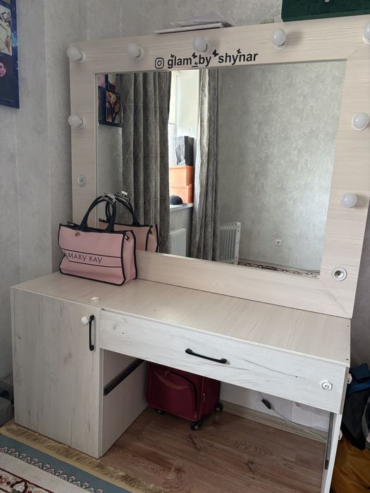 Айнасы бар визаж үстелі (жарықпен)