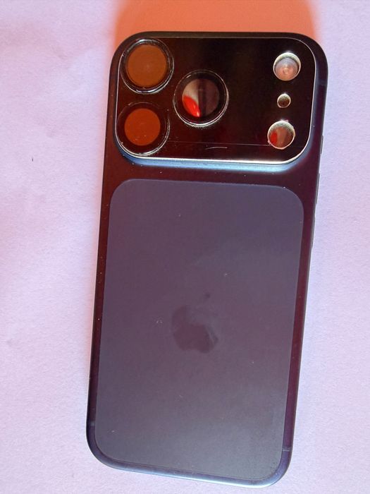Vand iphone 17 pro cu sticla de la display sparta ( nu afecteaza functionalitatea)