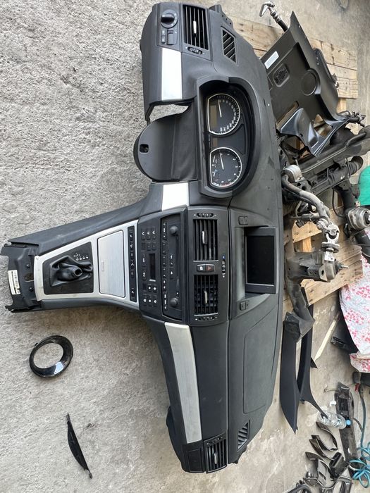 Продавам арматурно табло BMW X3 E83