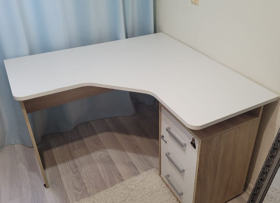 Продается письменный стол.