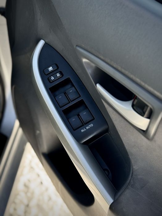 Продам Toyota prius 2010г