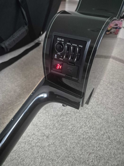 Chirara electro acustica Takamine