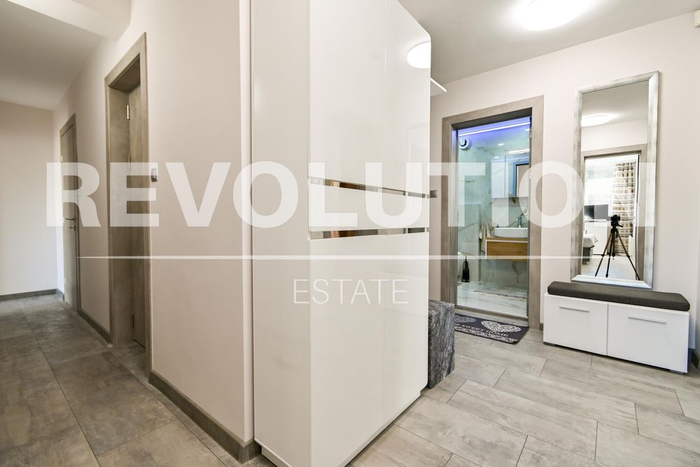 Четиристаен апартамент в ж.к. Зона Б-18.