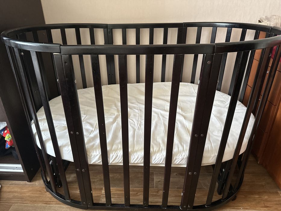 Кроватка детская, с маятником