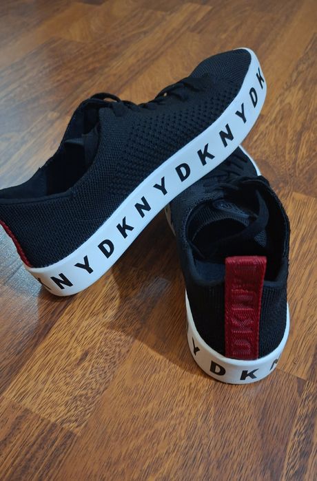 gaмcku нucku маратонku c Връзku DKNY Banson.