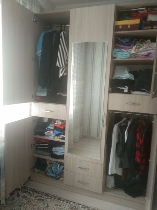 Шкаф с зеркалом в отличном состоянии