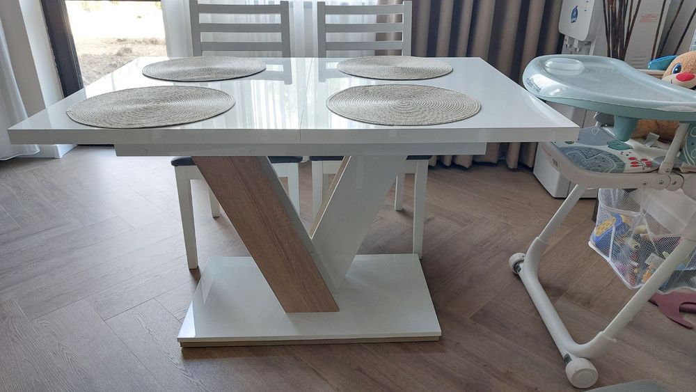 Продавам разтегателна кухненска маса с четири стола