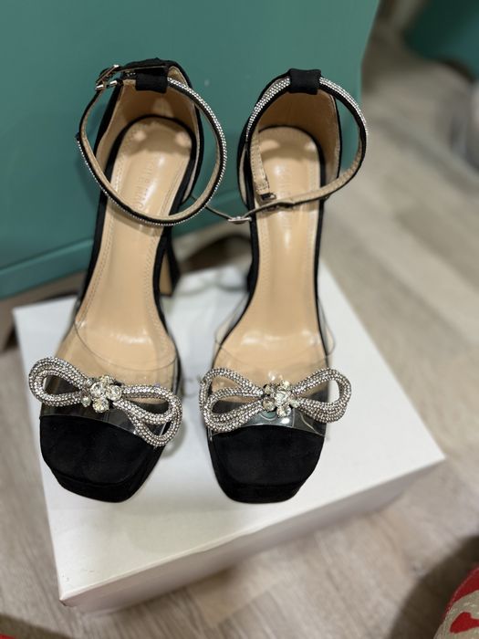 Замшевые туфли.