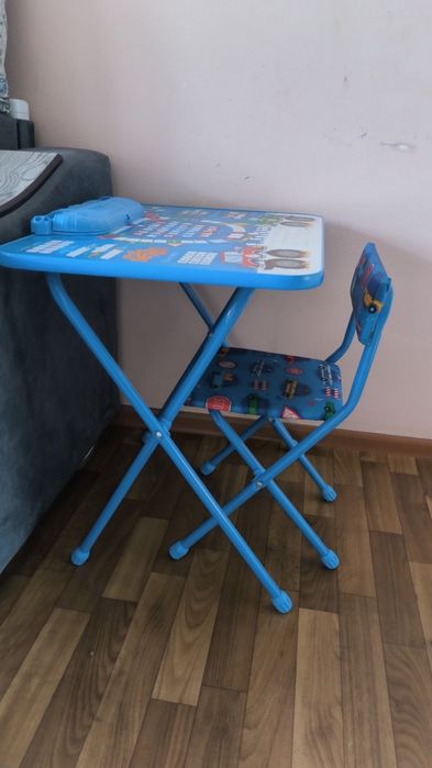 Детский стол и стулья