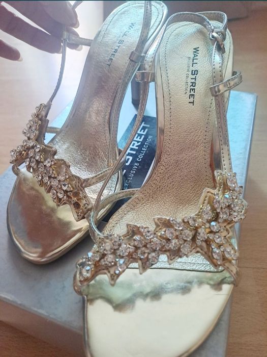 Wall Street Exclusive невероятно красиви сандали с кристали в златисто