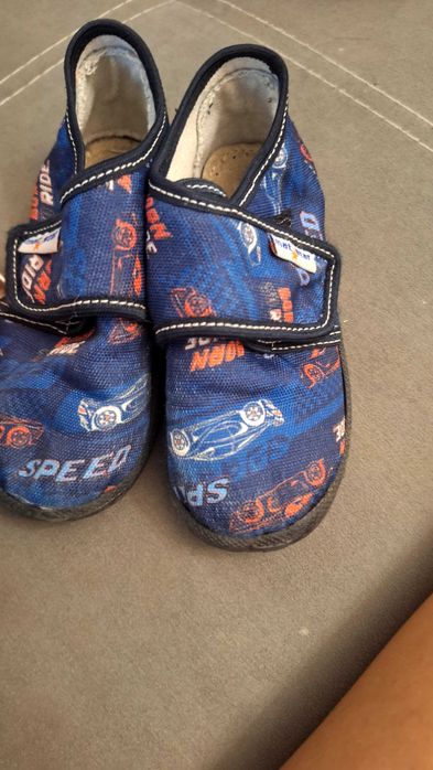 Маратонки, пантофи и ботуши 25-27 номер