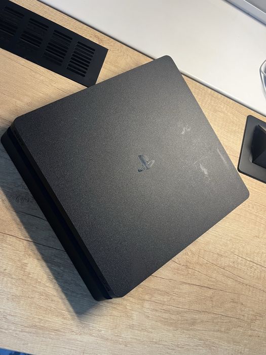 Плейстейшн 4 слим