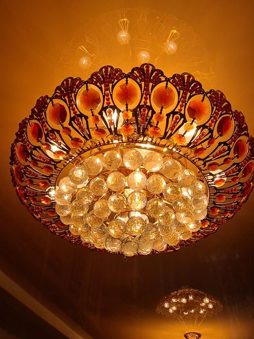 Продам люстру диаметром 100см