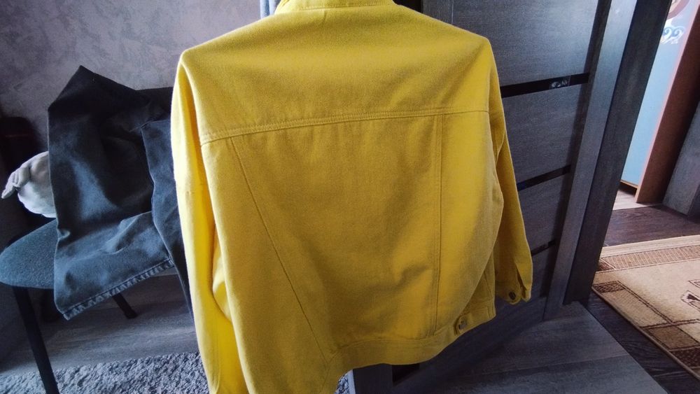 Светложелтая джинсовка