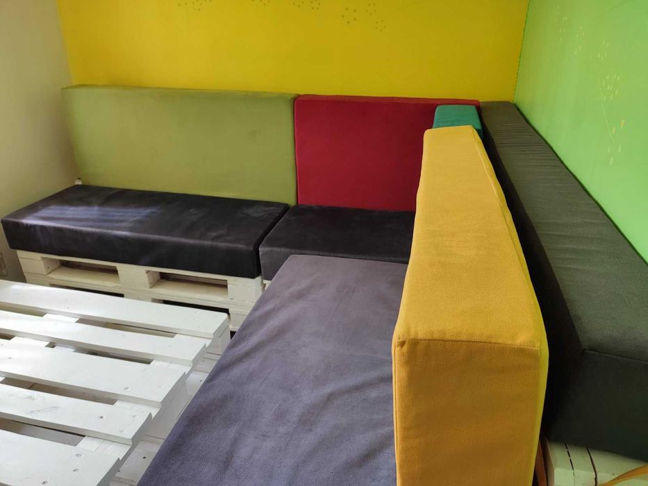 Ъглов диван от палети с функция сън