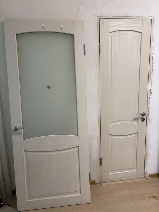 Двери белые 2 шт.