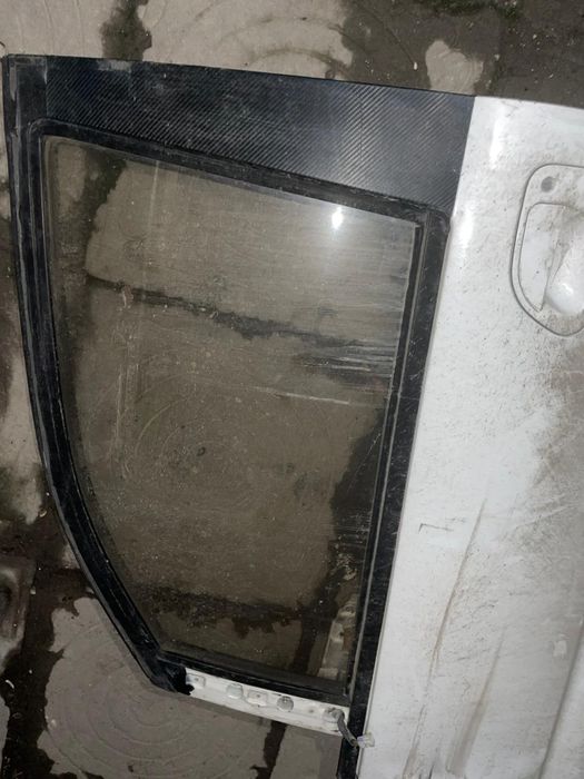 белая дверь на делику