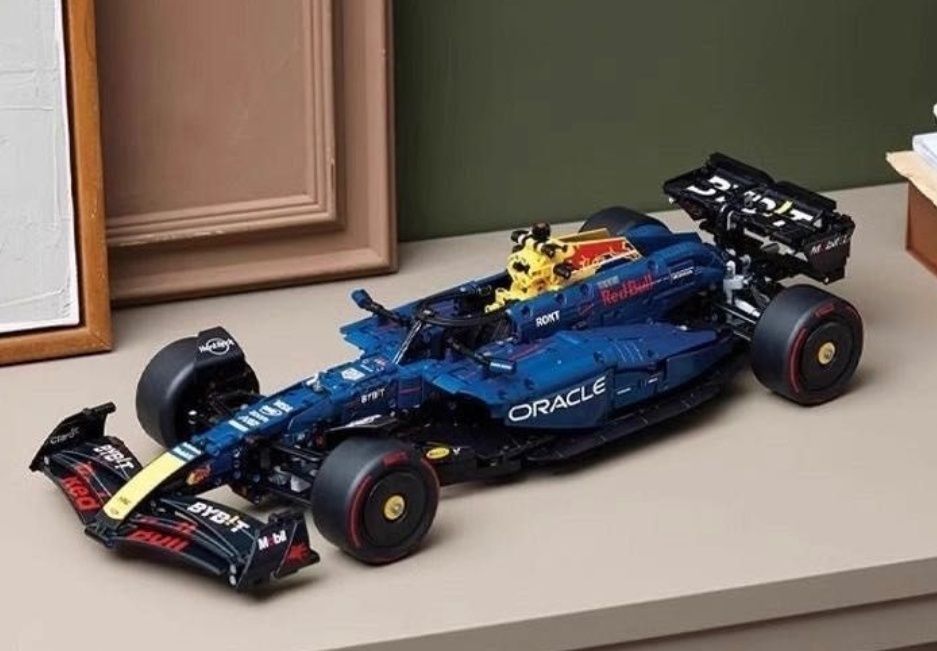 Конструктор лего Формула-1 Red Bull, подарок на Новый год.
