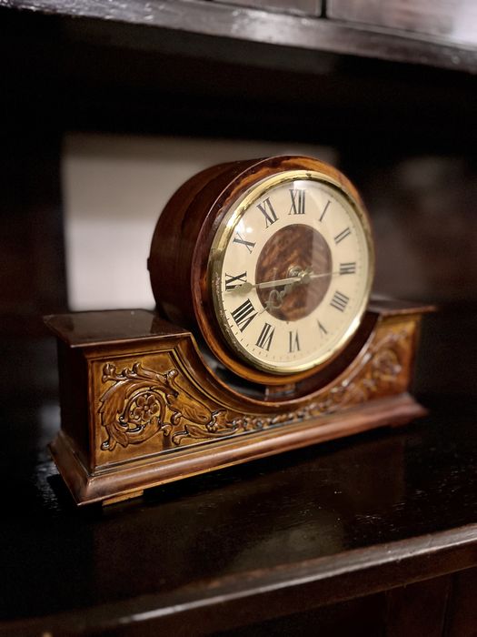 Старинен бюфет + часовник подарък