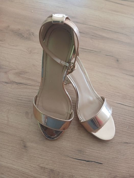 Vând sandale marime 38