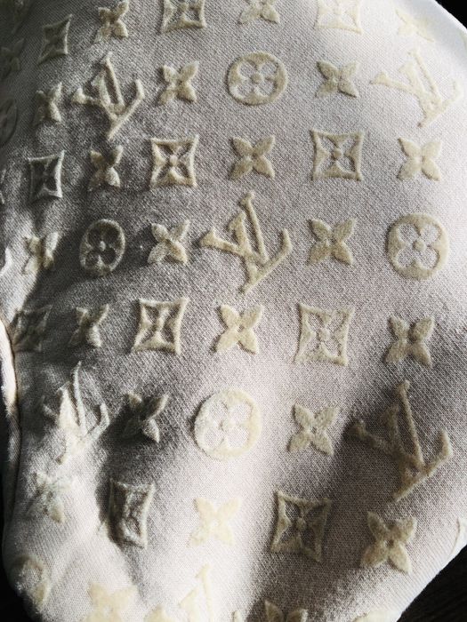 суичър Louis Vuitton.