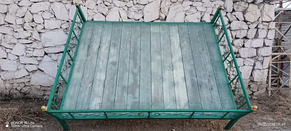 Buyurtma asosida turli xil buyum jixozlarni yasab beramiz.