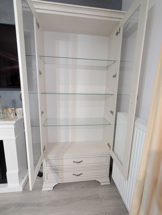 Vitrină mare Mobexpert gama Charme – 2 uși cu sticlă si 2 sertare