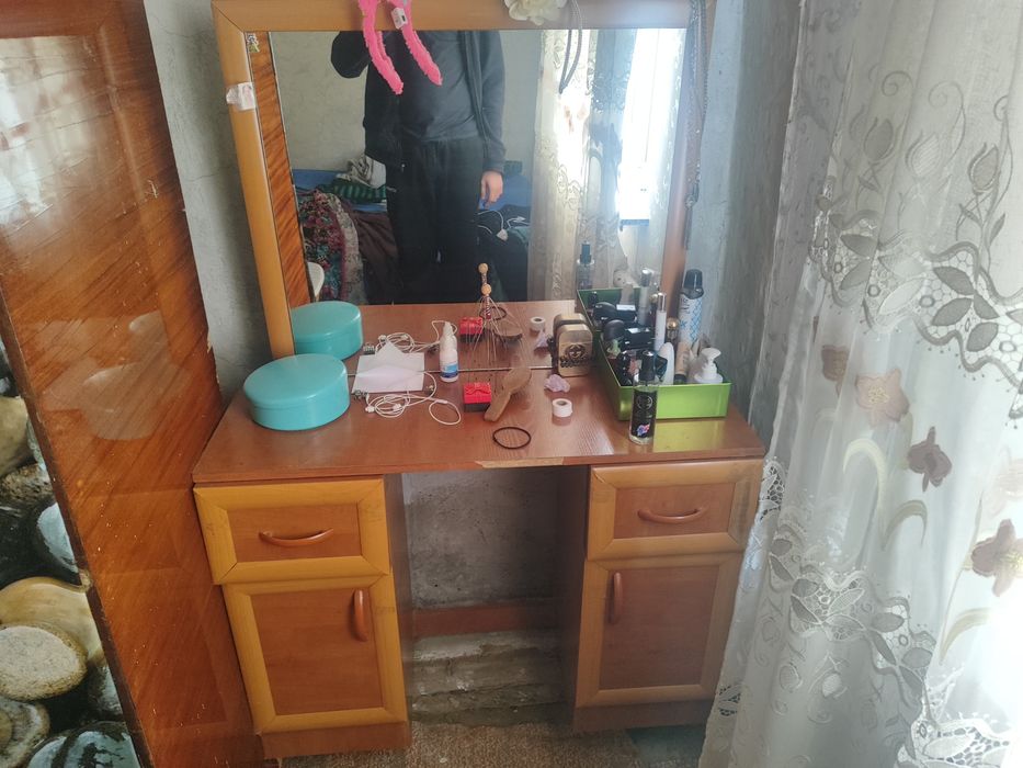 Продам столик с зеркалом