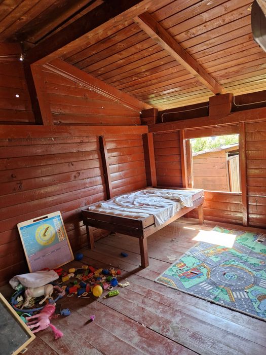 Căsuța din lemn cu tobogan