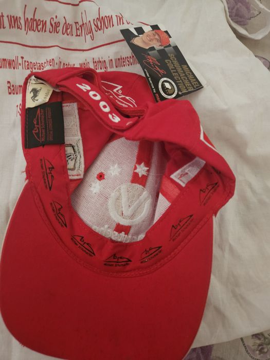 Șapci noii  cu eticheta de colecție