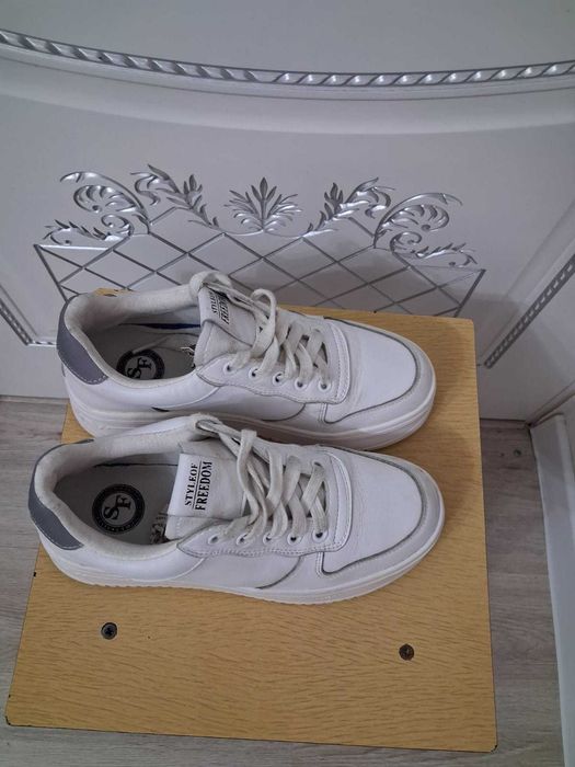 Женские кроссовки