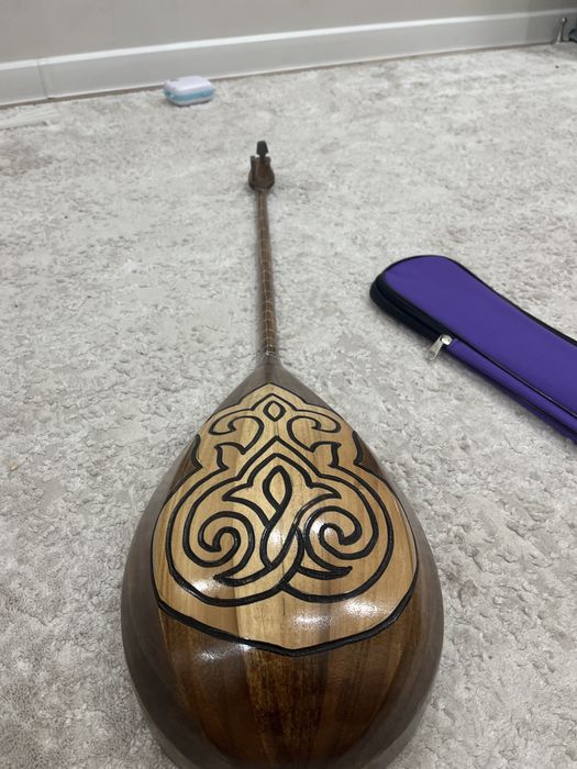 Домбыра өте қазақи стильде