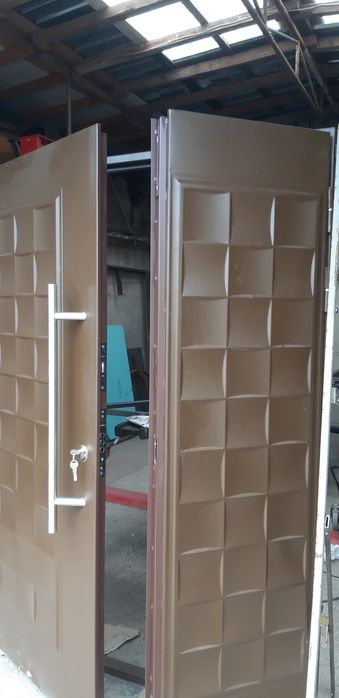 Метална врата нова