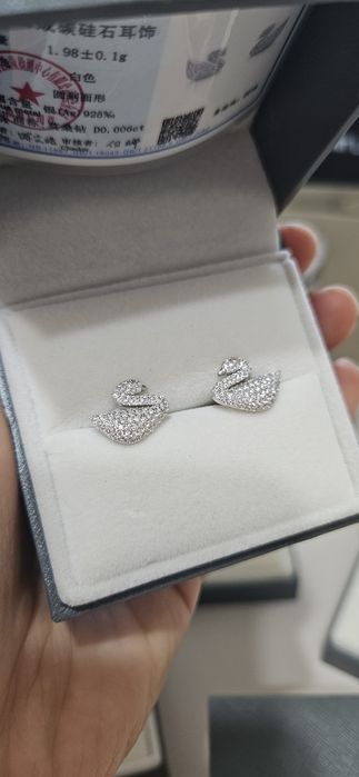 Продам сережки серебряные с муссанитами