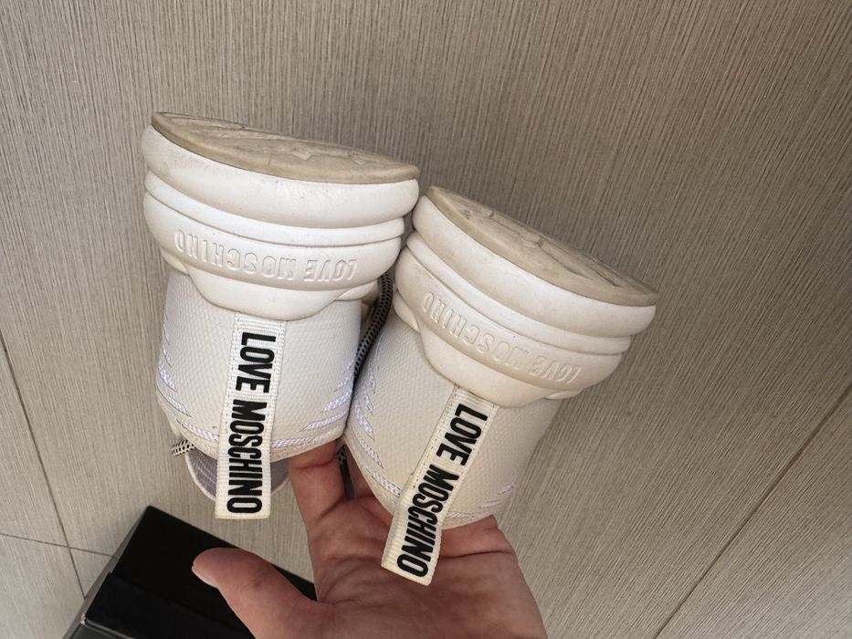 Сникърси Love Moschino