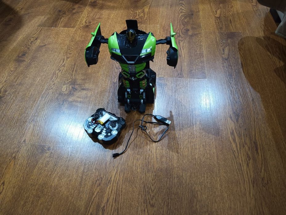 Vând mașinuță de jucărie Transformers cu telecomandă in stare perfecta