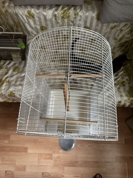 Продам 2 клетки и оборудование для содержания попугаев