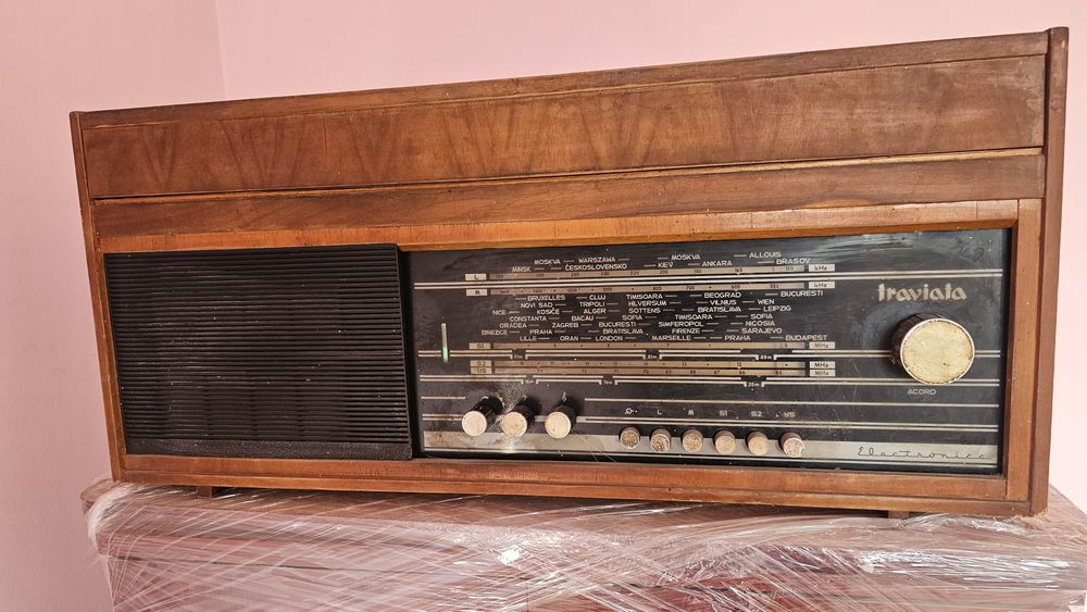 Vand radio cu pickup Traviata vechi