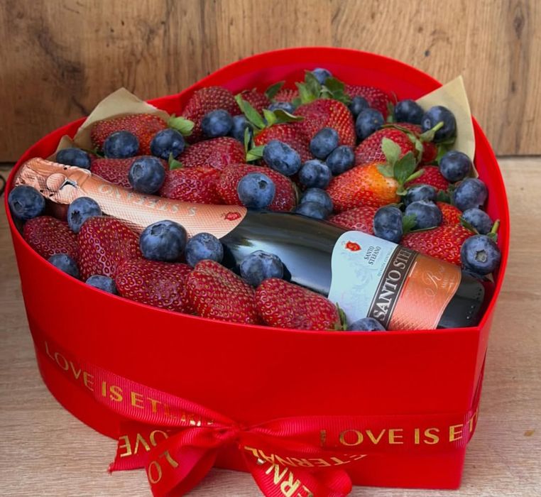 Фруктовые корзины и сладкие.