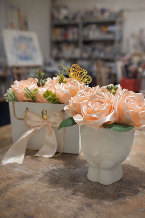 Елегантна подаръчна кутия с рози в няколко нюанса .