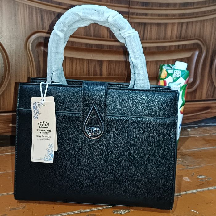 Сумкалар новый, базарда 200-180мың сум. Бизде 100мың сум