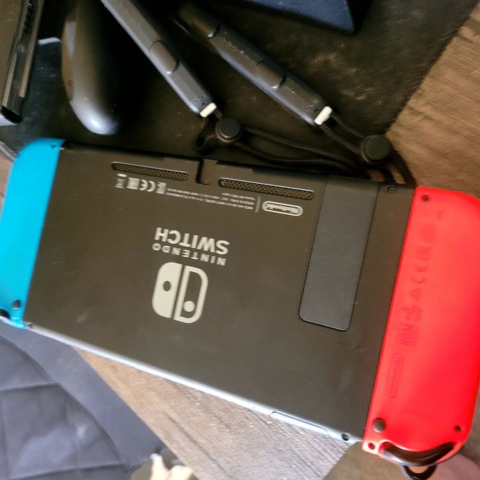 Vând nintendo switch + pokemon violet