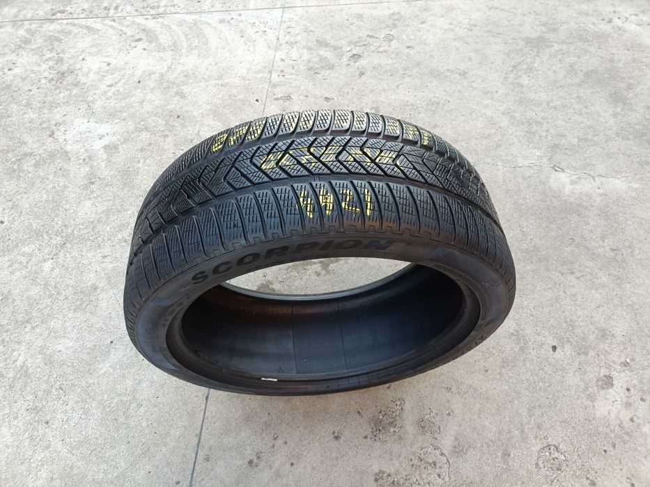 O anvelopa iarna 275 40 22 pirelli scorpion winter run flat cu 7,5 mm