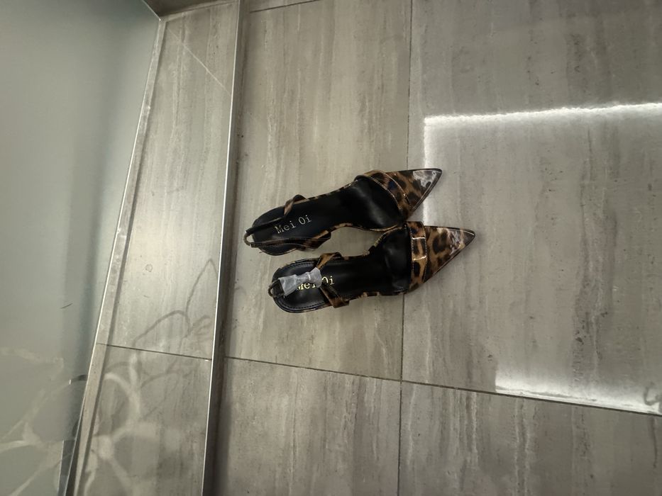 Високи токчета с леопардов принт