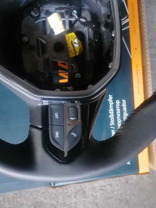 Продавам оригинален кожен мулти волан за Пежо 208. 2008 2019 г.