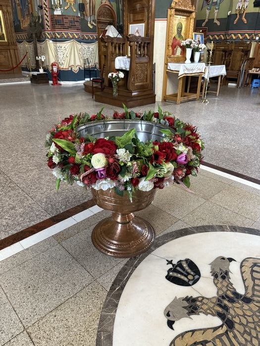 Aranjament cristelniță din flori artificiale. Preț 400 lei/eveniment