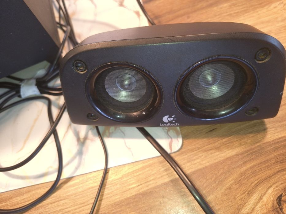 Logitech, putere totală 75W, cu subwoofer ce redă bass ul destul de cl
